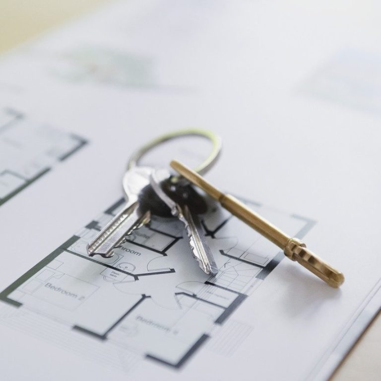Schlüsselbund auf einem Grundrissplan für eine Immobilie.